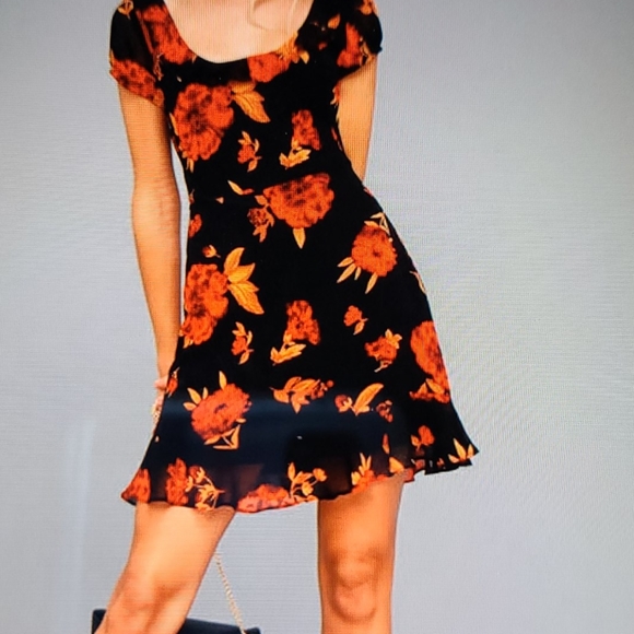 Lulus Dresses & Skirts - NWT Lulus floral print dress🌹.